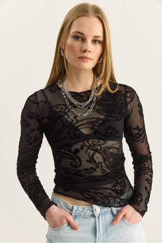 Schlank geschnittene Bluse mit Cut-Out und Paisleymuster