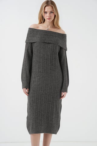 Übergroßes geripptes Strick-Midi-Kleid mit Madonna-Kragen