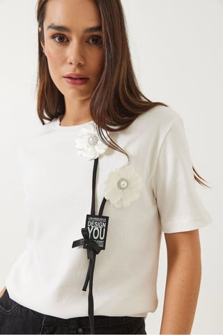 Gemustertes Rundhalsausschnitt-T-Shirt mit Accessoire-Detail