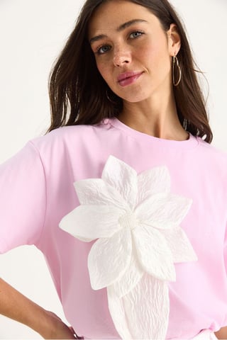 T-Shirt mit Rundhalsausschnitt und Blumenmuster inklusive Zubehördetails