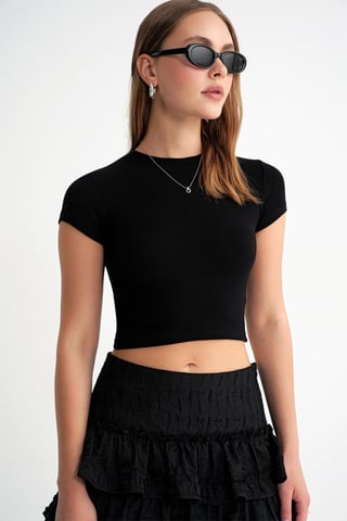 Tailliertes Crop-Strick-T-Shirt