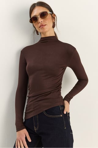 Taillierte Rollkragen-Bluse mit langen Ärmeln und Rüschendetails