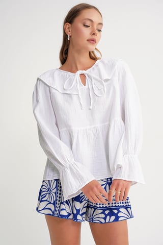 Rüschenshirt mit Schalkragen und Bindeband
