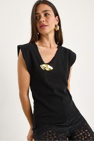 Texturierte V-Ausschnitt ärmellose Bluse mit Accessoire-Detail
