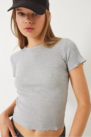 Bianco Lucci Geripptes kurz geschnittenes T-Shirt mit Rundhalsausschnitt und Rüschenrand - Grau
