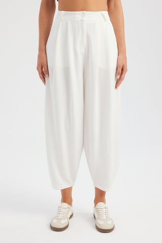Hochtaillierte, gefaltete Karottenhose