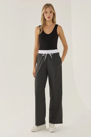 Elastische Hosen mit Streifen
