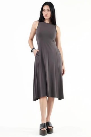 Ärmelloses Midi-Kleid mit Taschen
