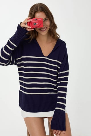 Gestreifter V-Ausschnitt-Pullover