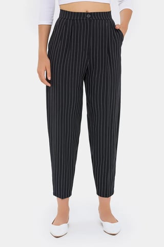 Hochgeschnittene gestreifte Karottenhose