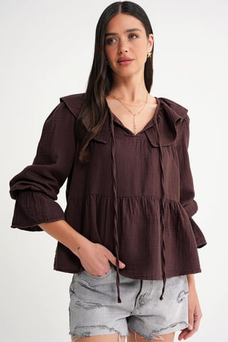 Flatternde Bluse mit Schalkragen und Bindeband