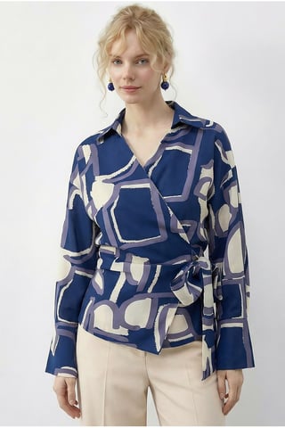 Bluse mit geometrischem Druck und Krawattendetail