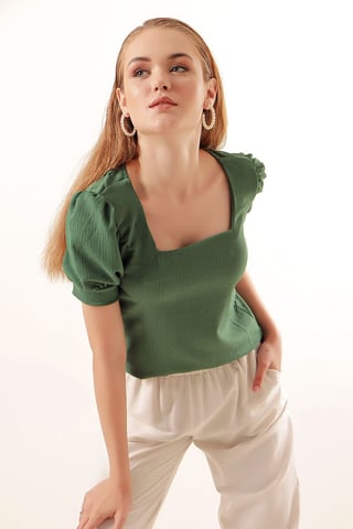 Schlank geschnittene Bluse mit quadratischem Kragen