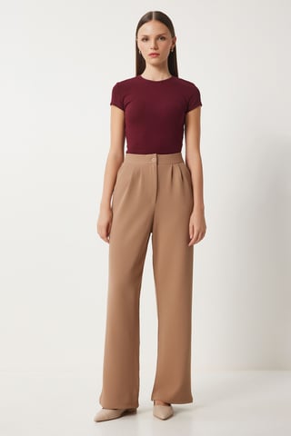 Hochtaillierte Faltenhose mit weitem Beinschnitt