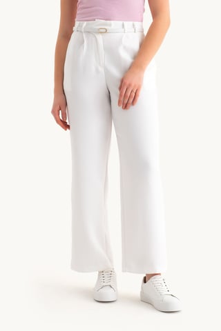Hochtaillierte Karottenhose mit Gürtel