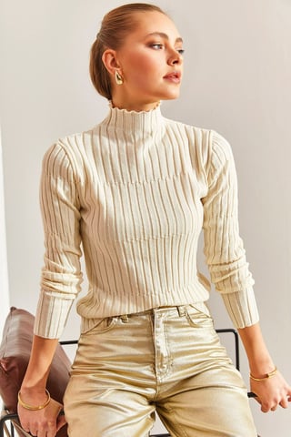 Taillierter gerippter Rollkragenpullover