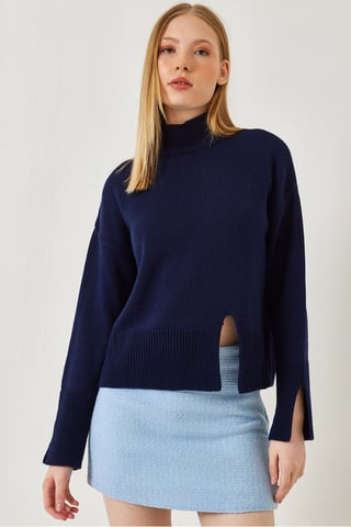 Lässiger Rollkragenpullover mit Schlitz