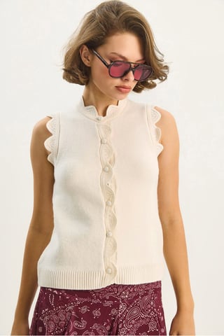 Rüschener Pullover mit Rundhalsausschnitt