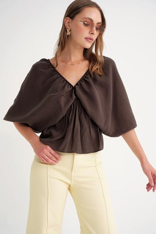 V-Ausschnitt-Bluse mit Rüschendetail