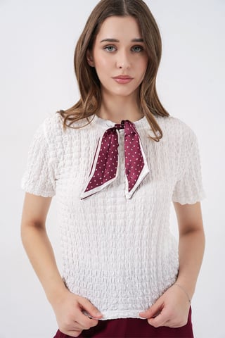 Strukturierte Bluse mit Rundhalsausschnitt und Schal-Detail