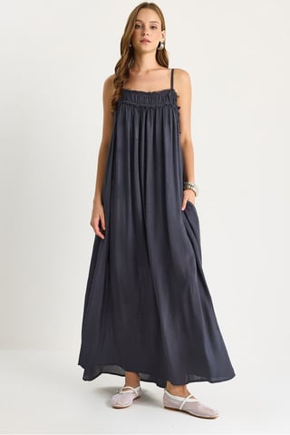 Gesticktes Maxi-Kleid mit quadratischem Kragen