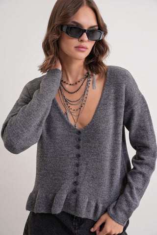 Leichtes V-Ausschnitt-Stricktop mit Knopfdetails