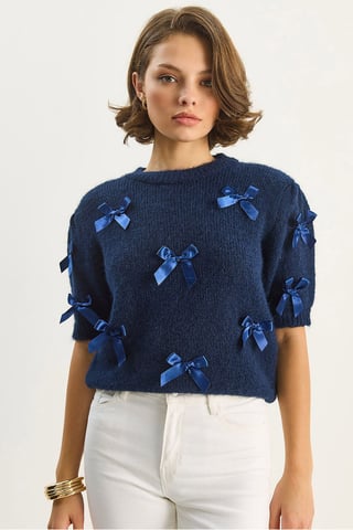 Strickpullover mit Rundhalsausschnitt und Schleife