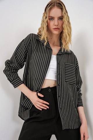 Oversized gestreiftes Langarmhemd mit Tasche