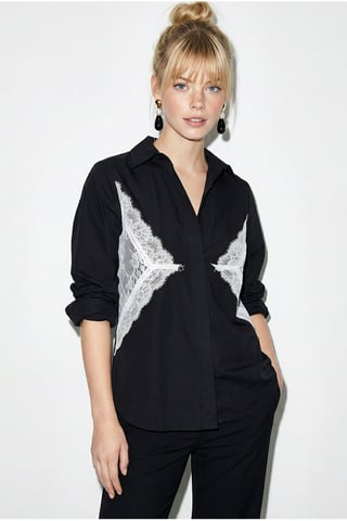 Bluse mit Spitzendetails und Knopfleiste
