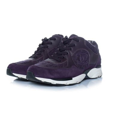 Chanel-Sneaker mit lila CC-Logo ineinandergreifenden Formen.