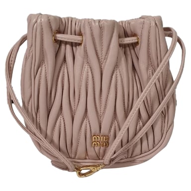 Miu Miu Matelassé Bucket Bag aus rosa Leder