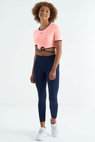 Elastisches Cropped T-Shirt mit Rundhalsausschnitt