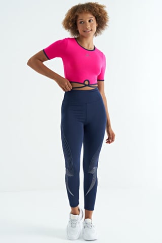 Elastisches Crop-T-Shirt mit Rundhalsausschnitt