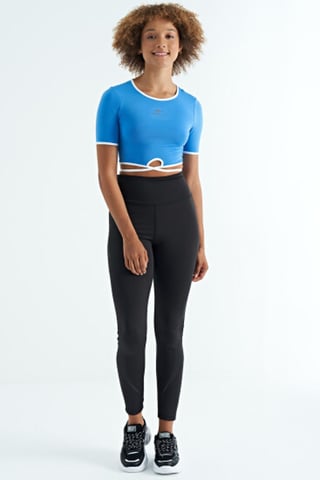 Elastisches Crop-T-Shirt mit Rundhalsausschnitt