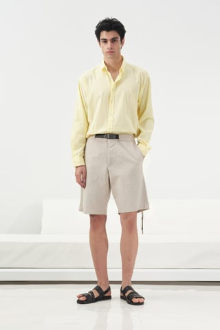 Gürtelte Mid-Waist maßgeschneiderte Shorts