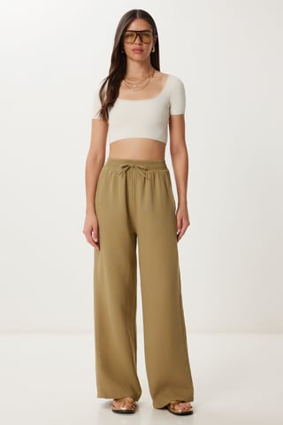 Weite Hosen mit Bindegürtel und Bindungsdetails