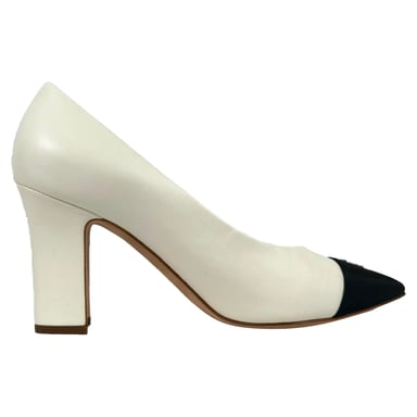 Chanel CC Spitz-Zeh-Pumps aus weißem Leder