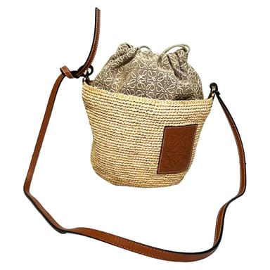 Loewe Pochette Bucket Bag aus tanfarbener Raffia