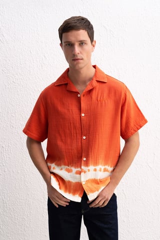 Kurzarm-T-Shirt mit Knopfverschluss im Batikdesign