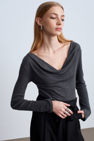 Taillierte Wollstrick-Bluse mit Rollkragen