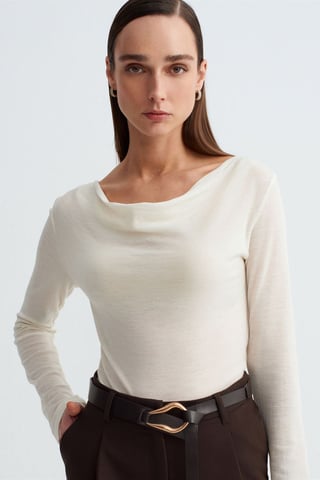 Taillierte Wollstrick-Bluse mit Schalkragen