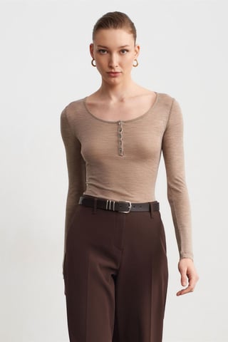Taillierte Wollstrickbluse mit Knöpfen
