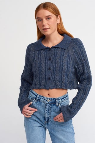 Kurz geschnittener Kabelstrick-Cardigan mit Knöpfen