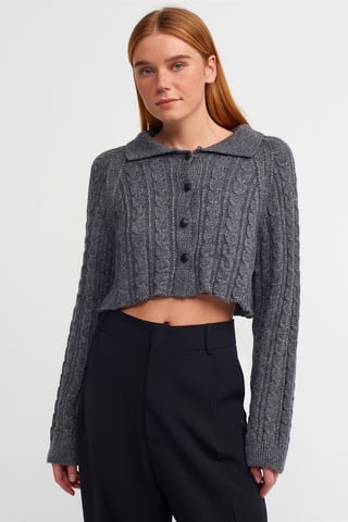 Kabelstrick-Button-Cardigan mit cropped Schnitt