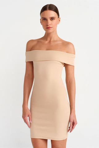 Körperbetontes Mini-Kleid mit schulterfreiem Ausschnitt
