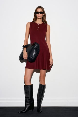 Ärmelloses nahtloses Strick-Skater-Mini-Kleid