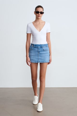 Hoch-taillierter Denim-Minirock mit Gürtel
