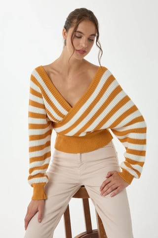 Gestreifter Kreuzhals-Pullover