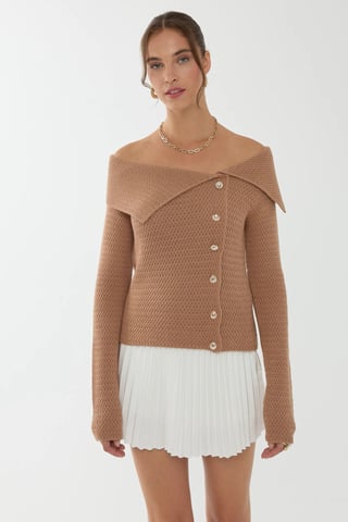 Schulterfreier Pullover mit Knopfdetails