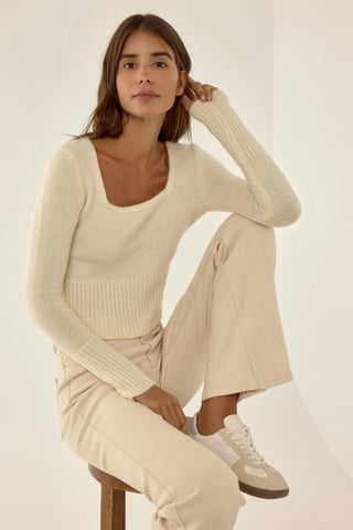 Pullover mit quadratischem Kragen und Rippdetails